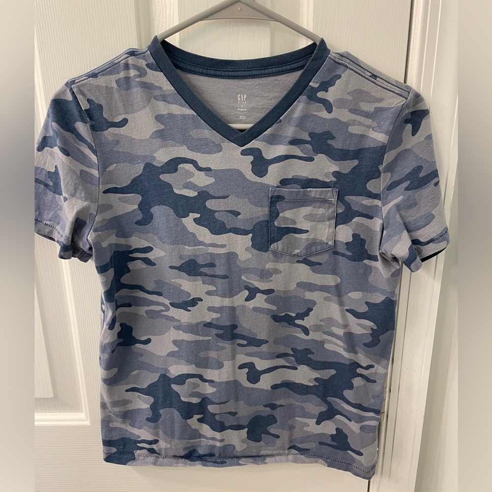 GAP vneck blue camo T-shirt